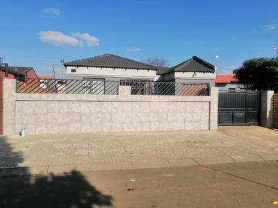 House For Sale in Tembisa Central, Tembisa