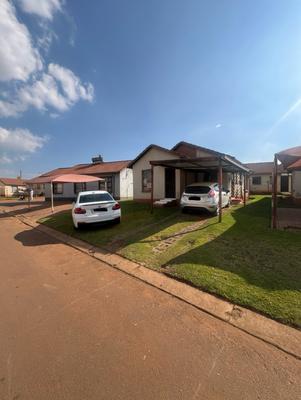 Townhouse For Sale in Clayville, Midrand
