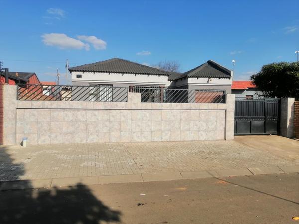 Property For Sale in Tembisa Central, Tembisa